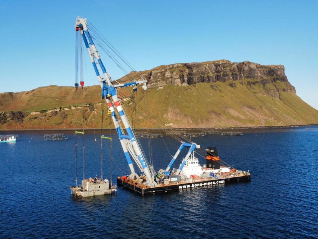 Berging zalmvoedingsplatform van 1000 ton in Schotland